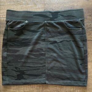 Camo Green Women's Skirt Z supply Size large